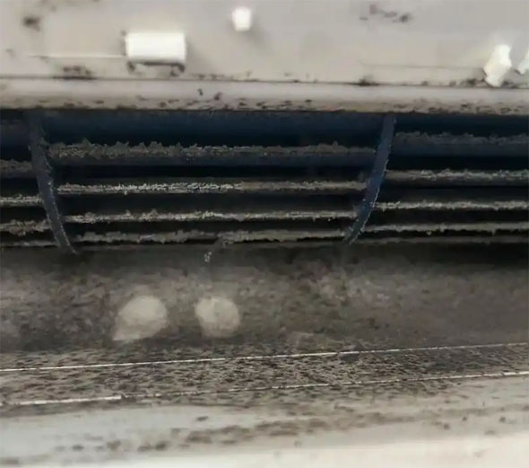 牟定空调吹的风有股烧焦味是怎么回事